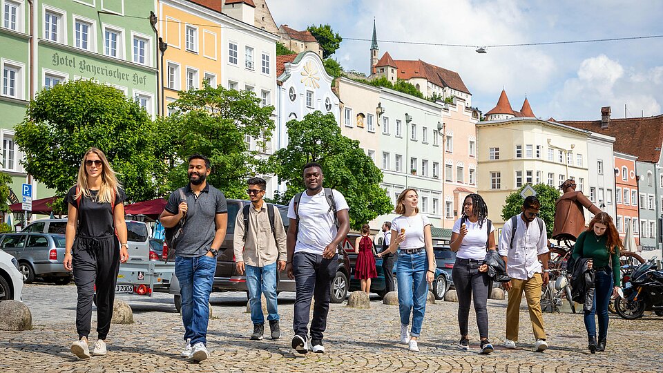 A group of students walk through the old town of Burghausen.