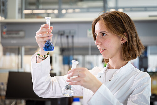 Eine Studentin in einem Labor in Burghausen.