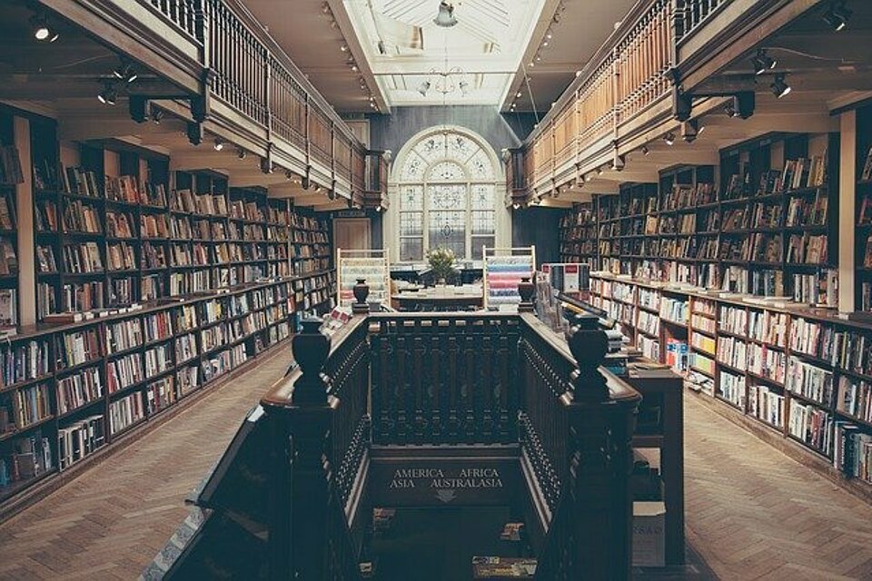 Blick in eine große Bibliothek