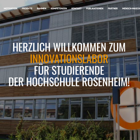 Screenshot der Webseite des Innovationslabors (Schriftzug Herzlich Willkommen zum Innovationslabor für Studierende der Hochschule Rosenheim auf einem Foto des R-Baus mit Logo)