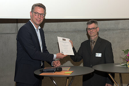 Prof. Dr. Robert Kellner erhält den bayrischen Lehrpreis 2022 von Minister Markus Blume (Foto: Michael Pulczynski )