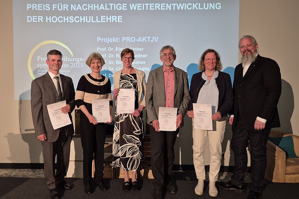 Das Bild zeigt das Team des Didaktik-Projekts "PRO-Aktjv" bei der Preisverleihung in Berlin.