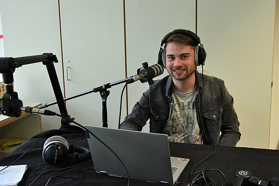 RO-LIP Radio Moderator bei der Podcast Aufnahme am Mikrofon