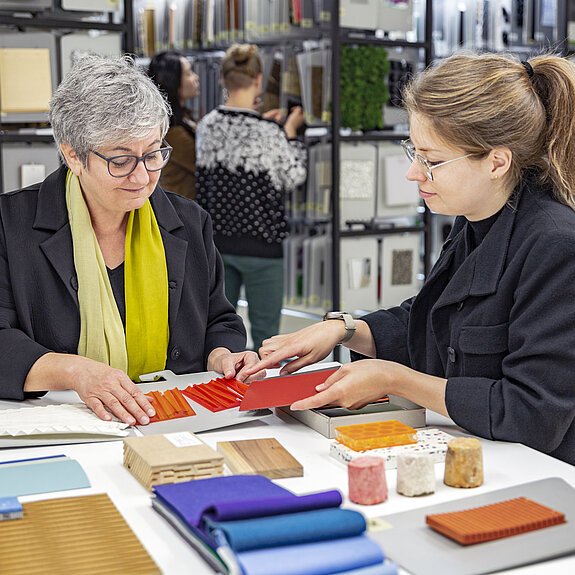 Prof. Anette Ponholzer bei der Materialauswahl mit der Studierenden Luzie Kurz