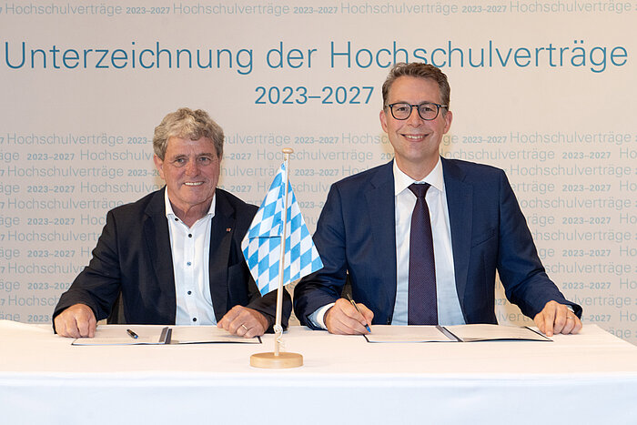 Das Bild zeigt TH-Präsident Professor Heinrich Köster neben Bayerns Wissenschaftsminister Markus Blume.