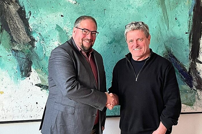 Hochschulpräsident Prof. Heinrich Köster (rechts) gratuliert Prof. Dr. Ulrich Zißler (links) zur Ernennung zum Direktor des TTZ. 