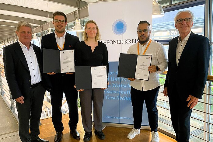 Das Bild zeigt die Erstplatzierten beim Innovationspreis 2025 mit Professor Heinrich Köster und Gerald Rhein.