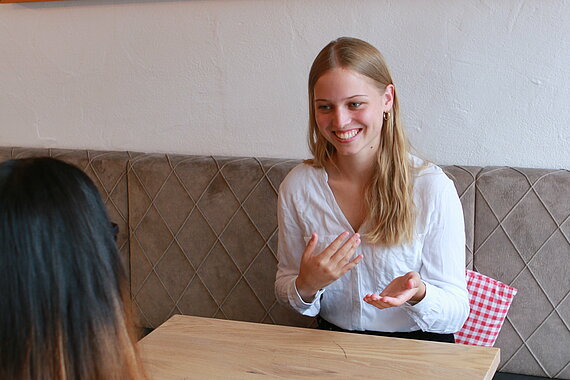 [Translate to English:] Studentin im Beratungsgespräch