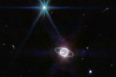 Neptun mit 7 Monden und Ringen im IR (4,7 Mia km von der Erde)