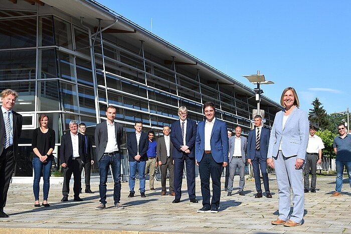 Gruppenbild der HEIDENHAIN-Geschäftsführung mit der Hochschulleitung der TH Rosenheim und dem Forscherteam der Fakultät für Ingenieurwissenschaften.