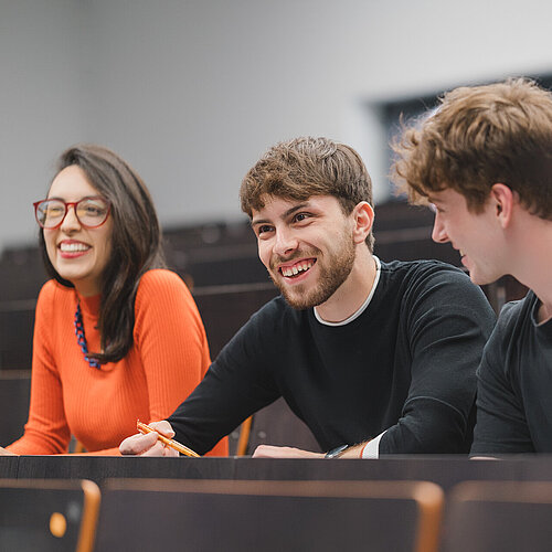 Drei Studierende am Campus Burghausen im Vorlesungsraum