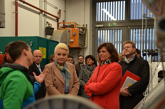 Besichtigung des Labors für Energie- und Umwelttechnik mit Staatsministerin Ilse Aigner