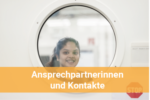 eine Studierende aus einer internationalen Kultur schaut durch ein Laborfenster in die Kamera. Folgender Bannertext ist abgebildet: Ansprechpartnerinnen und Kontakte