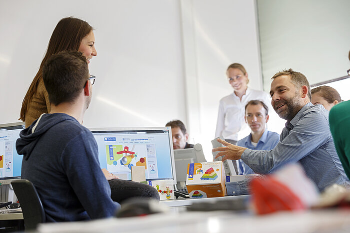 Studierende, Dozentin und Unternehmensvertreter