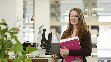 Gastleserin in der Bibliothek