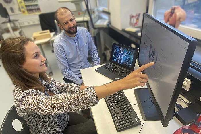 Das Bild zeigt Elena Schneider und Professor Sebastian Robert