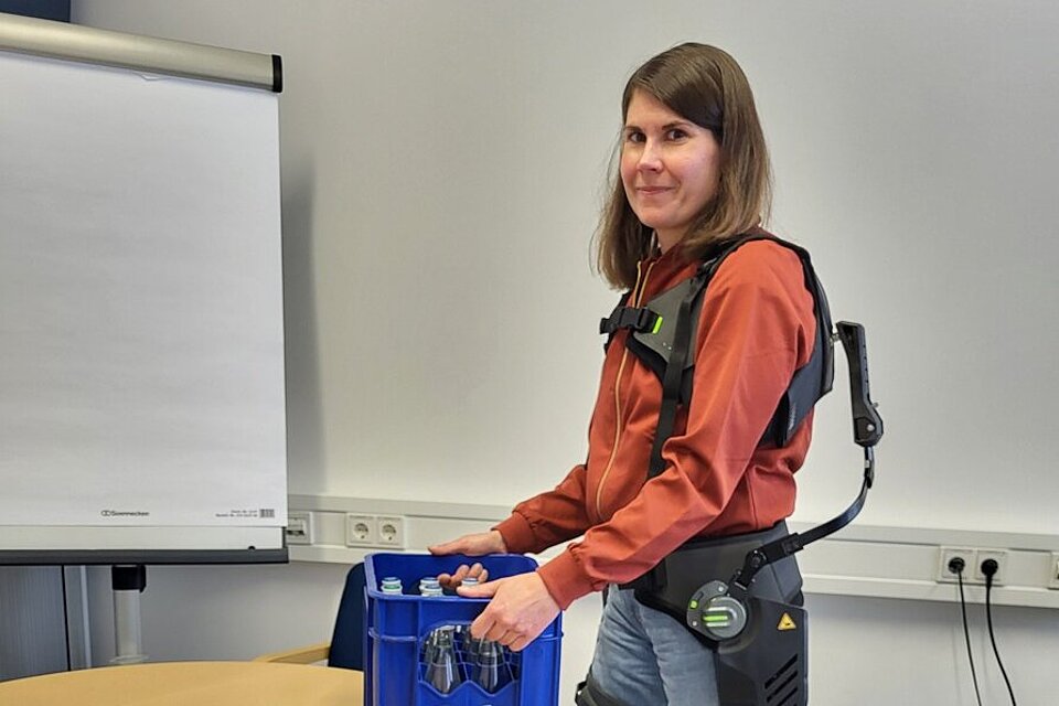 Das Bild zeigt Professorin Hanna Brandt mit einem Exoskelett.