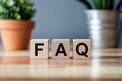 Drei Holzklötze mit den Buchstaben FAQ