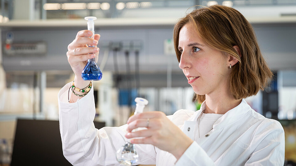 A student in a lab in Burghausen.