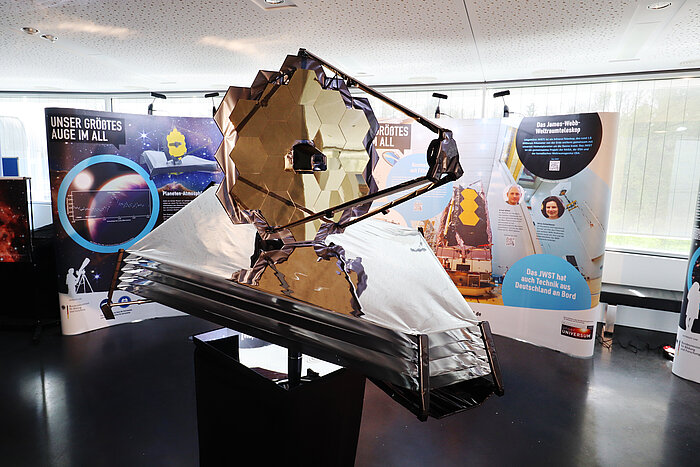 Blick in die Ausstellung 'Unser größtes Auge im All"