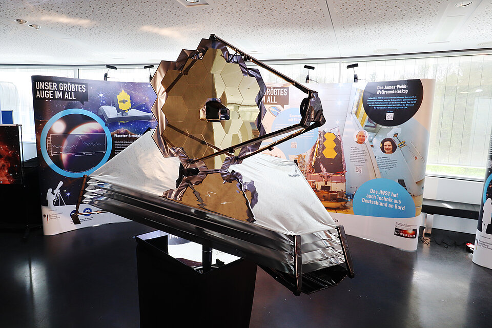 Blick in die Ausstellung 'Unser größtes Auge im All"