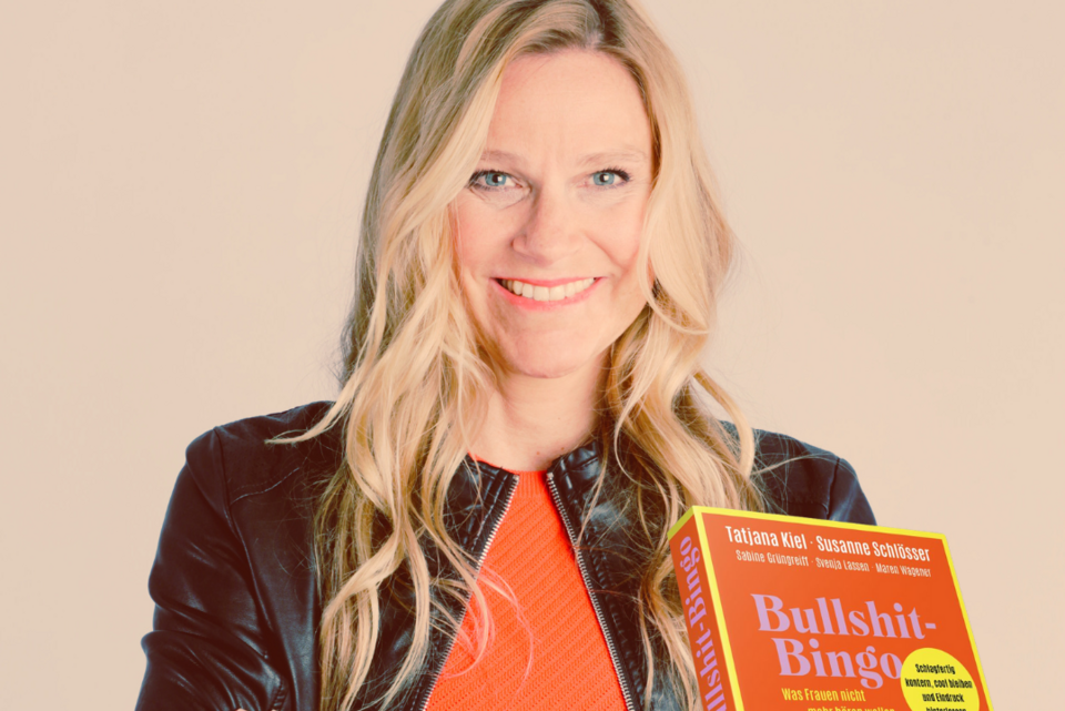 Svenja Lassen Portrait in Kombination mit einem Stapel ihres Buches Bullshit Bingo