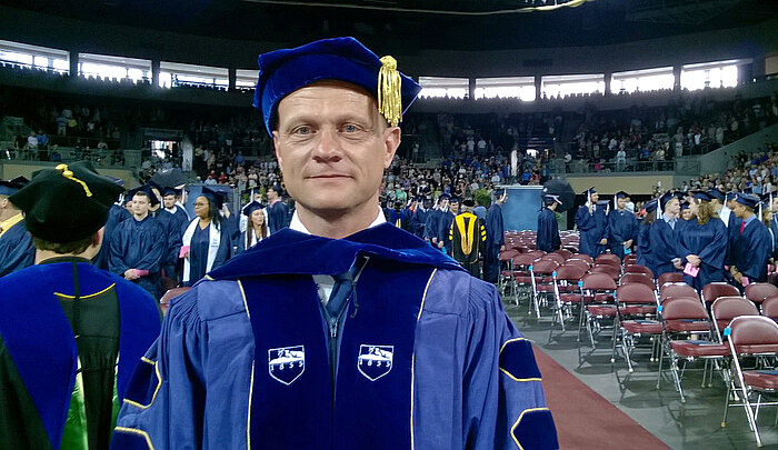 Professor Bernd Hacker auf der Graduation Ceremony an der Penn State University