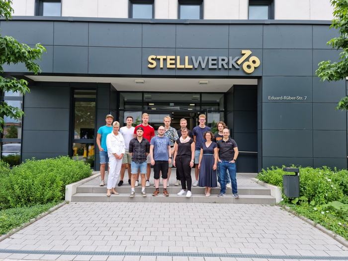 Studierende vor dem Bürokomplex des Stellwerk18.