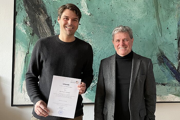 Das Bild zeigt Professor Tim Krüger und Hochschulpräsident Professor Heinrich Köster.