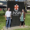 Das Bild zeigt zwei Personen, Professor Robert Kellner und Professorin Elisabeth Angstmann, auf dem Gelände der University of New South Wales in Sydney.