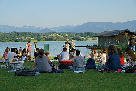 Students on a picnic at Lake Simssee.
