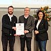 Das Bild zeigt von links Professorin Lydia Haack, Simon Schankula, Professor Arthur Schankula und Staatsministerin Michaela Kaniber.