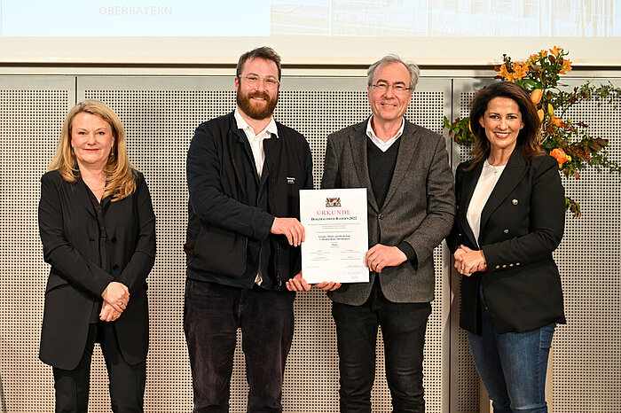 Das Bild zeigt von links Professorin Lydia Haack, Simon Schankula, Professor Arthur Schankula und Staatsministerin Michaela Kaniber.