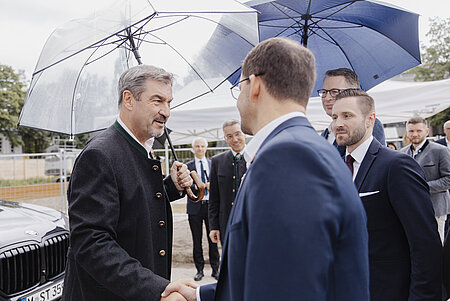 Das Bild zeigt Ministerpräsident Markus Söder bei der Ankunft an der TH Rosenheim.