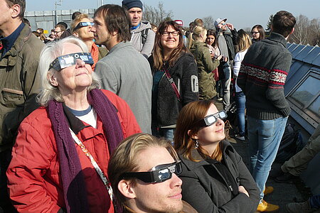 Leute beobachten mit speziellen Brillen zum Schutz für die Augen