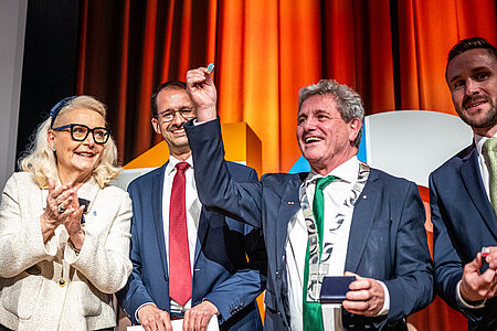 Das Bild zeigt den Präsidenten der TH Rosenheim, Professor Heinrich Köster, bei der Verleihung der Goldenen Bürgermedaille der Stadt Rosenheim.