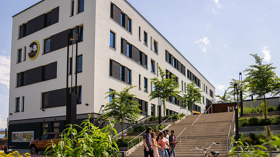 Studierende außen vor dem B&B Hotel in Rosenheim