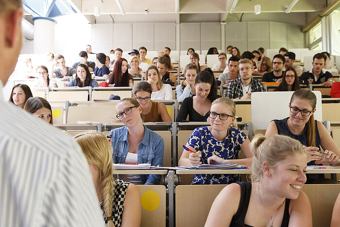 Studentinnen und Studenten im Hörsaal