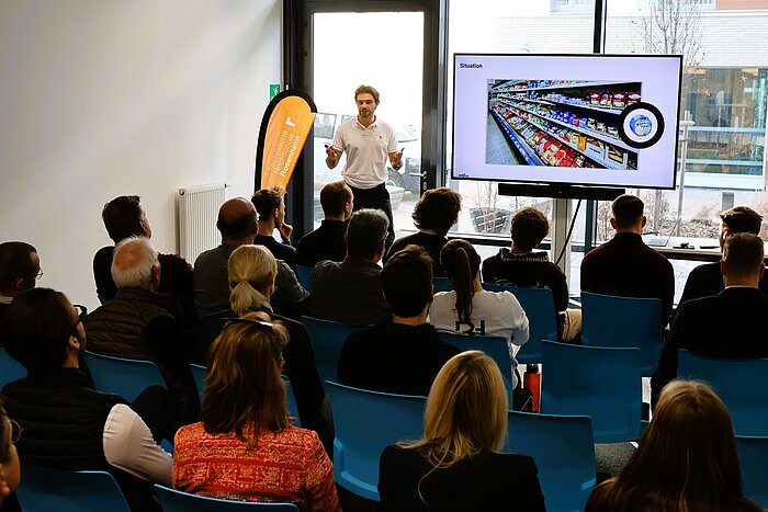 Das Bild zeigt den Studenten David Pfeil bei einem Vortrag im Stellwerk18.