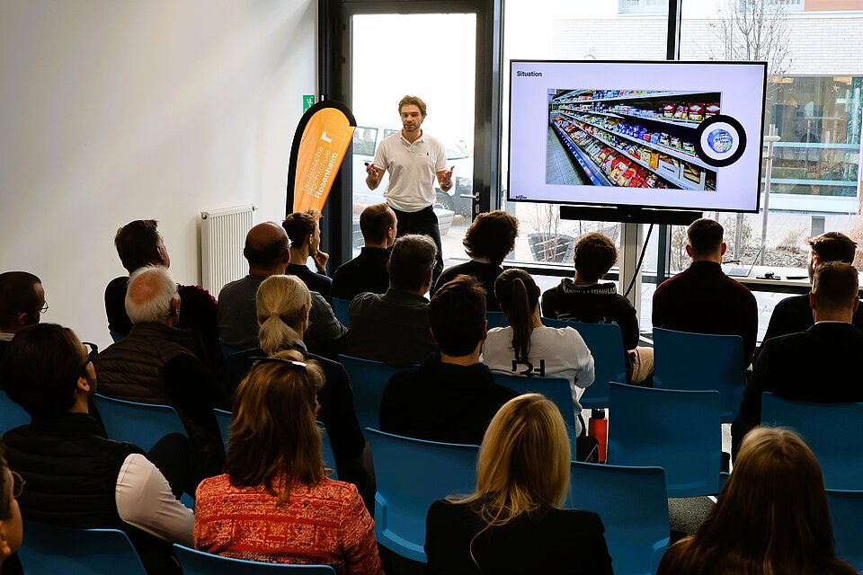 Das Bild zeigt den Studenten David Pfeil bei einem Vortrag im Stellwerk18.