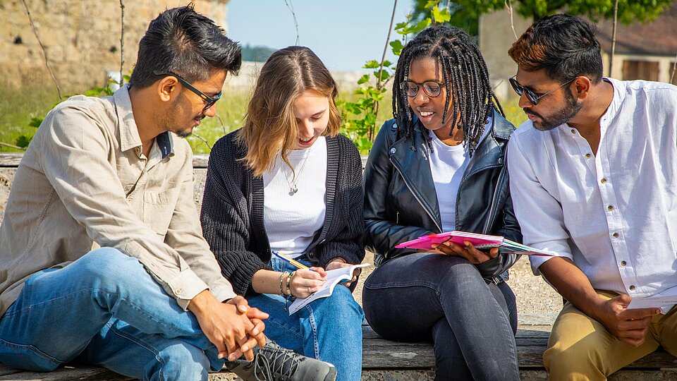 Gruppe von Studierenden im Freien