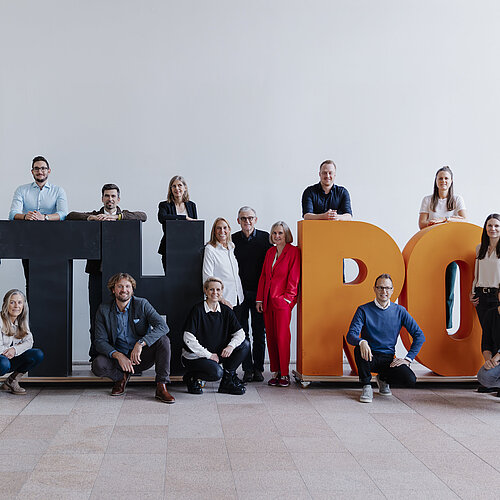 Beschäftigte vor den TH RO Buchstaben