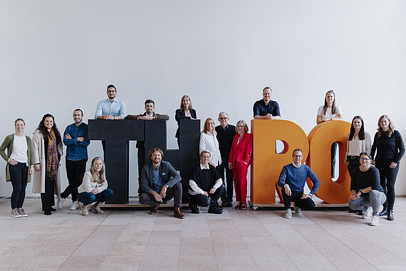 Beschäftigte vor den TH RO Buchstaben
