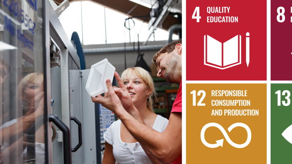 Zwei Studierende beobachten ein Kunststoffobjekt und daneben stehen vier Nachhaltigkeitsziele der UN