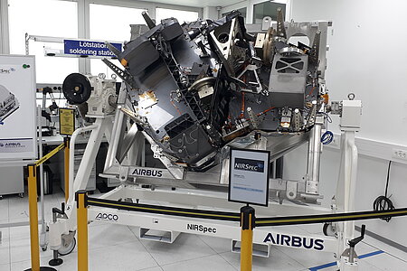 Das von Airbus entwickelte NIRSpec-Experiment auf dem Weltraumteleskop. Duplikat der 'Engineering-Test-Unit (ETU)' im Airbus-Reinraum in Ottobrunn. Ein Vorführmodell wird in der Ausstellung gezeigt.