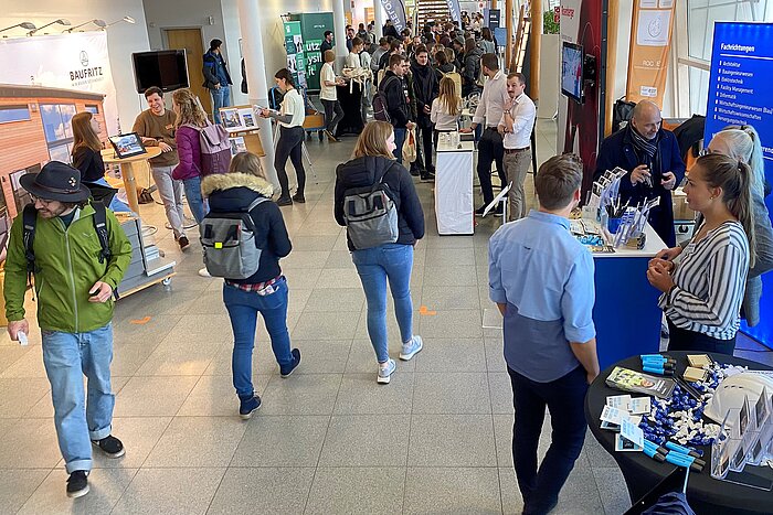 Das Bild zeigt Besucherinnen und Besucher der Messe IKORO an der TH Rosenheim.