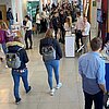 Das Bild zeigt Besucherinnen und Besucher der Messe IKORO an der TH Rosenheim.