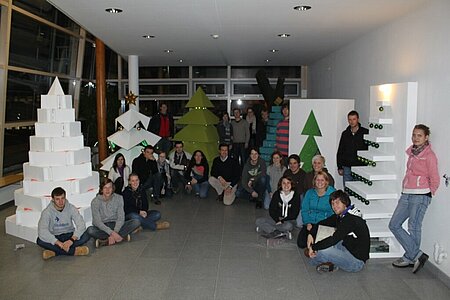 Studierende vor den im Praktikum gebauten „Trockenbau-Weihnachtsbäumen“