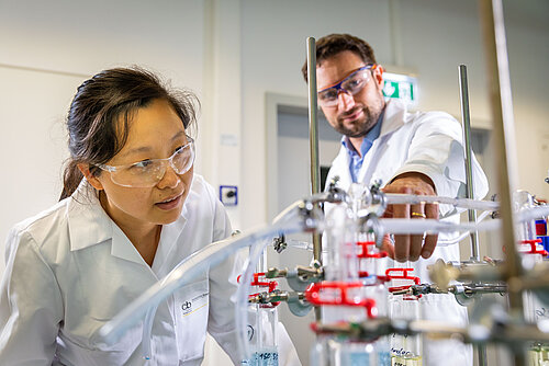 A student and professor in a lab in Burghausen.
