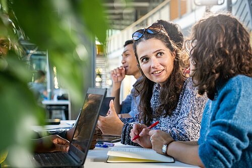 Internationale Studierenden an einem Tisch